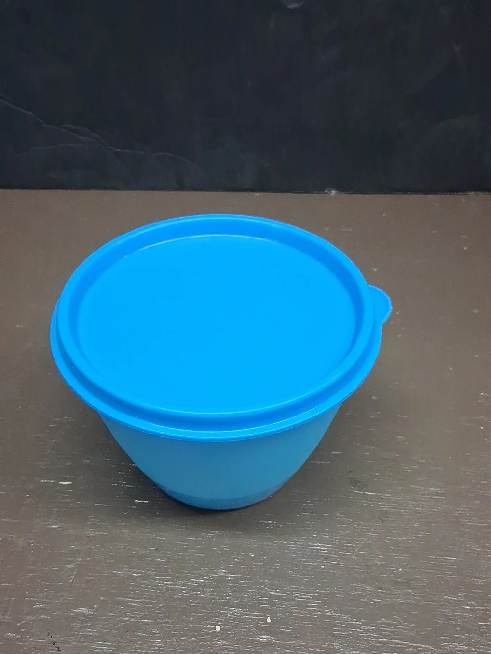 Tupperware 4 pc set, 7.25 Cup, 2 cup, & set 2 - 6 oz. containers‎